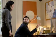 Joseph O'Loughlin (Aidan Turner, re.) zeigt Fenwick (Sian Clifford) seine Entdeckung.