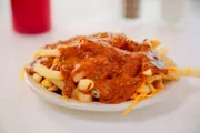 Chili-Käse-Pommes mit dem geheimen griechischen Chili-Rezept der Familie Keros, eine fleischige Ergänzung zu dem weltberühmten Coney Dog.
