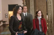 Hatten sich die erneute Hochzeit von Emily und Richard definitiv anders vorgestellt: (v.l.n.r.) Lorelai (Lauren Graham), Luke (Scott Patterson), Rory (Alexis Bledel) ...