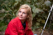 Kommissarin Karo Schubert (Nadja Uhl, l.) ist wenig begeistert, dass sich ZERV-Ermittler Peter Simon in ihre Tatortsicherung einmischt.