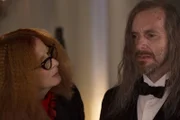 Auf diesen Moment wartet Myrtle (Frances Conroy, l.) schon ewig. Wird Spalding (Denis O'Hare, r.) ihr wirklich endlich die Wahrheit preisgeben?