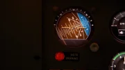 Korean Airlines Flug 8509 Die Fluglageanzeige ist relativ zur Erde sehr weit aus dem Gleichgewicht geraten. Die Instrumentenwarnleuchte ist auf den instabilen Winkel zurückzuführen, in dem sich das Flugzeug befindet. (Bildnachweis: © Cineflix 2011)