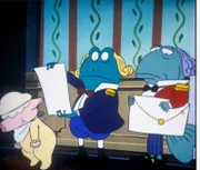 Der Froschdiener verliest die Einladung der Herzkönigin zum jährlichen Schönheitswettbewerb.