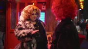 Dragqueen Vanity Trash (li.) gibt Pascal die letzten Tipps