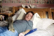 Hal (Bryan Cranston) schläft seinen Rausch aus. Da inzwischen eine entscheidende Außenwand seines Schlafzimmers fehlt, tummeln sich diverse Tiere auf dem Ehebett.