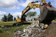 In der Deponie Altbensdorf wurde illegal Müll entsorgt. Bei Kontrollen wurde unter einer dünnen Erdschicht unerlaubt abgeladener Plastikmüll entdeckt.