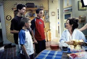 Lois (Jane Kaczmarek, re.) freut sich über das Valentinstagsgeschenk ihrer Söhne Dewey (Erik Per Sullivan), Reese (Justin Berfield) und Malcolm (Frankie Muniz).