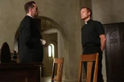 Monsignor Timothy Howard (Joseph Fiennes, l.) möchte, dass Bruder James (Kasey Mahaffy , r.) die Vertreter der Presse, die die Anstalt belagern, wegschickt ...