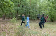Försterin im Grunewald? Für Jana eigentlich keine Option, sie hat's nicht so mit Menschen und Großstadttrubel. Aber in ihrem Leben muss eine Veränderung her – und der Grunewald sucht eine neue Revierleiterin. "Berliner Besonderheiten" ist die 90-minütige Auftaktepisode der geplanten neuen Reihe "Großstadtförsterin" von ARD Degeto und rbb. Der Film ist am 1. März 2024 auf dem Sendeplatz "Endlich Freitag im Ersten" zu sehen und online first ab Donnerstag, 29. Februar, in der ARD Mediathek verfügbar. Regie führte Sabine Bernardi nach einem Drehbuch von Beatrice Meier, die Bildgestaltung übernahm Kaspar Kaven. - Stefanie Reinsperger (als Jana Doussière, l.), Aybi Era (als Aylin Kaya) und Kameramann Kaspar Kaven beim Drehen.