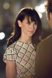Im Auftrag des Verstorbenen Conor nimmt Melinda (Jennifer Love Hewitt, l.) Kontakt zu Cliff (Joey Slotnick, r.) auf.