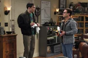 Der Besuch von Sheldons (Jim Parsons, l.) Mutter Mary bringt sein und Leonards (Johnny Galecki, r.) Leben durcheinander ...