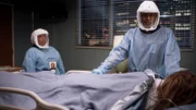 Grey's Anatomy Staffel 17 Folge 4 In Schutzkleidung am Krankenbett: Chandra Wilson als Dr. Miranda Bailey, James Pickens Jr. als Dr. Richard Webber