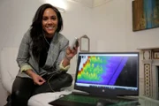 Die ehemalige Fußballspielerin und heutige Fernsehmoderatorin Alex Scott ist die Presenterin der Dokumentation.