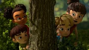 Kleiner Fuß, Lina, Raphael und Bohnenstange verstecken sich vor Marie, die sie auf Schritt und Tritt verfolgt.