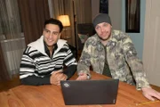 Nihat (Timur Ülker, l.) und Erik (Patrick Heinrich) sind zuversichtlich, was ihre neue Geschäftsidee betrifft.