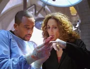 Dr. Sheldon Hawkes (Hill Harper) hat eine kleine Überraschung für Detective Bonasera (Melina Kanakaredes): Es war kein Selbstmord!
