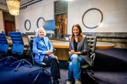 Lisa Gadenstätter (r.) interviewt Journalistin Anneliese Rohrer im Parlament über das Scheitern in der Politik und erzählt warum wir einen falschen Zugang zum Scheitern in Österreich haben.