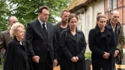 Frank Dietze (Uwe Preuss, hinten li.), Hildegard (Christine Schorn), Mario (Charly Hübner), Mike Wiener (Dominic Boeer), Sabine (Claudia Michelsen), Anna Hell (Anja Kling) und Carsten Hell (Martin Brambach)