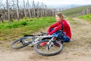 Sportstudentin Hannah Kurat bricht nach einer verbalen Auseinandersetzung mit ihrer Kontrahentin Nora Monning im Weinberg zusammen.