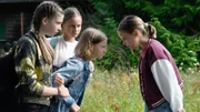 Sarah Springer (Anna Triebel, 2.v.r.) wird von Paulina Groß (Medea Leinen, l.), Elsa Heinemann (Rosa Mohnke, 2.v. l.) und Stella Lamprecht (Katharina Weitzendorf, r.) gemobbt.