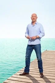 Reporter Peter Giesel will die Täter nicht nur überführen, er will auch wissen, was das für Menschen sind, die ahnungslose Urlauber abzocken ...