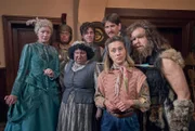ONE GHOSTS, "Folge 1, Schweres Erbe", am Donnerstag (13.03.25) um 20:15 Uhr. Emma und Felix betreten das Haus. Sie sind beeindruckt. Die Geister nicht. Die Geister folgen den Beiden. (v.l.n.r.) Adelheid (Antje Widdra), Claudius (Max Giermann), Griet (Meltem Kaptan), Joachim (Sebastian Schwarz), Friedrich (Alexander Khuon), Urs (Jan van Weyde), Svenni (Sina Tkotsch).