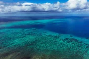 Australiens Meereswunder  Am Great Barrier Reef Das Great Barrier Reef besteht aus fast 3000 Einzelriffen und ist sogar aus dem Weltall sichtbar – die grösste von Lebewesen erschaffene Struktur der Erde.