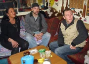 Bianca und Kai mit Trödelprofi Otto (re)