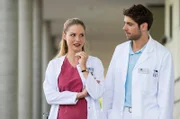 Julia (Mirka Pigulla, l.) und Niklas (Roy Peter Link, r.) sprechen freudig, über die bald tagende Sitzung des Aufsichtsrats. Sie wollen dort ihre Kinderwunschklinik vorstellen.