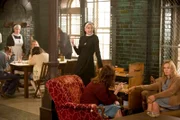 Jude (Jessica Lange, r.) und Lana (Sarah Paulson, 2.v.r.) sind schon gespannt, welche Boshaftigkeit Schwester Mary Eunice McKee (Lily Rabe, M.) sich diesmal ausgedacht hat ...