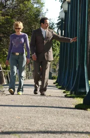 Monk (Tony Shalhoub, r.) macht kleine Fortschritte beim Ablegen seiner Neurosen, was auch Natalie (Traylor Howard, l.) sehr erstaunt ...