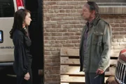 Der Geist von Adam Godfrey (David Paymer, r.) nimmt Kontakt zu Melinda (Jennifer Love Hewitt, l.) auf und bittet sie um Hilfe ...