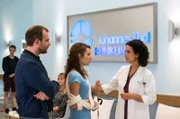 Dr. Leyla Sherbaz (Sanam Afrashteh, r.) und Sandro Markowski (Eugen Knecht, l.) stehen Ina (Janina Elkin, M. mit Komparsen) bei, die große Angst vor der bevorstehenden Operation hat.