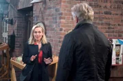 Mona (Jana Hora-Goosmann, l.) beeindruckt Jens (Martin Luding, l.) mit ihrem spontanen Entschluss, für Gerhard, Arbeiten in schwindelnder Höhe übernehmen zu wollen.