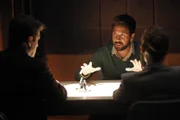 Die Geschichte, die der Verdächtige Simon Doyle (Joshua Gomez, M.) auf Lager hat, findet Kate (Stana Katic, r.) äußerst unglaubwürdig. Castle (Nathan Fillion, l.) sieht das jedoch anders ...