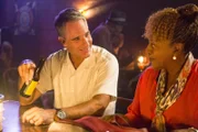 Nach einem erfolgreichen Arbeitstag, haben sich Dwayne (Scott Bakula, l.) und Loretta (CCH Pounder, r.) ein Feierabendbier verdient ...