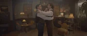 Alistair (Rik Young, r.) übt mit Clive (Jethro Skinner, l.) das Tanzen, denn Clive möchte Elena gern ausführen.