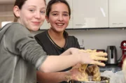 Nurey und Lea spielen mit Teig