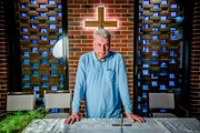 Der ehemalige Pfarrer Herbert Bartl scheiterte am Zölibat, dennoch führt er heute in Pflegeheimen Messen durch.