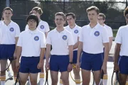 "Die Goldbergs", "Agassi." Adam befürchtet Chad als seinen besten Freund zu verlieren. Deshalb versucht er ins Tennisteam aufgenommen zu werden. Doch Chad wählt Dave Kim zu seinen Tennispartner. Gemeinsam mit Barry, als Andre Agassi, wollen sie die beiden in einem Tennismatch besiegen. Im Bild (v.li.): Kenny Ridwan (Dave Kim), Sean Giambrone (Adam Goldberg), Jacob Hopkins (Chad Kremp).