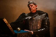 Der größte Schatz von König Theoderich (Götz Otto) ist eine goldene Kugel. Mit ihr verbindet er die schönsten und besten Erinnerungen an seine verstorbene Frau.