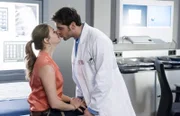 Eva (Sarina Radomski, l.);Niklas (Roy Peter Link, r.)