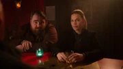 Weyer (Tristan Seith) und Helen Dorn (Anna Loos) sitzen zusammen in der Bar von Helens Vater.