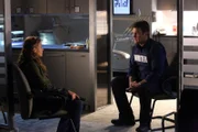 Hat Emma Briggs (Alicia Lagano, l.) ihren Freund wirklich nicht ermordet? Und warum will sie unbedingt, dass Richard Castle (Nathan Fillion, r.) ihre Unschuld beweist?