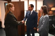 Richard (Silvan-Pierre Leirich) ist begeistert, dass Ben die erste Investorin überzeugt hat. Links Nora Sundström (Meret Engelhardt), rechts Lucie (Julia Wiedemann)