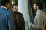 Simon (Dan Spielman, r.) spricht mit den Ermittlern Paea (Chris Alosio, l.) und Max (John Bradley, M.) über sein letztes Treffen mit Sophie.