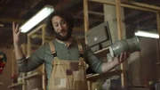 Saïds Vater gestikuliert mit der kostbaren Vase in der Hand.