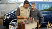 Trödelprofi Sükrü (re.) und Thomas auf dem Flohmarkt