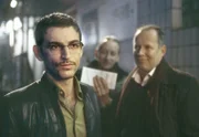 Alim Zainalow (Mehdi Moinzadeh, links) reicht es. Er fühlt sich oft genug von Borowski (Axel Milberg, rechts) schlecht behandelt. (Mitte hinten: Benjamin Utzerath als Mike).