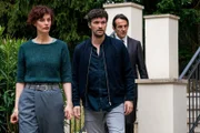 Tina Mittelstädt (Effi Rabsilber) bringt Radek (Hans-Werner Meyer, r.) und Alex (Aleksandar Radenkovic, M.) zu dem Pool, in dem Alex vor 28 Jahren seine Schwester tot aufgefunden hat.